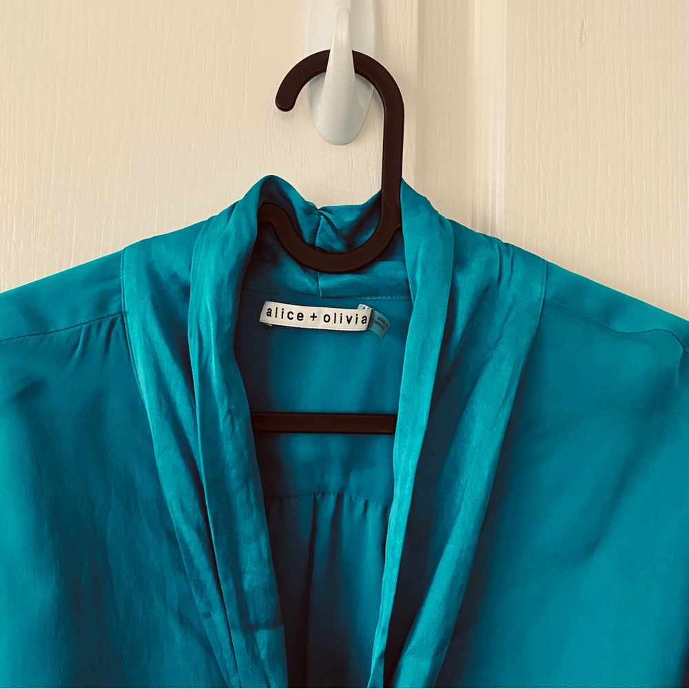 $295 Alice + Olivia Meredith Teal Silk Tie Neck Bell Sleeve Blouse Top Size L - Picture 4 of 12